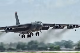 "Pháo đài bay" B-52 rơi mất động cơ khi diễn tập