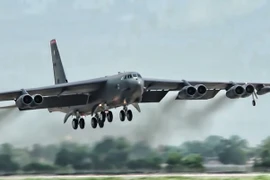 "Pháo đài bay" B-52 rơi mất động cơ khi diễn tập