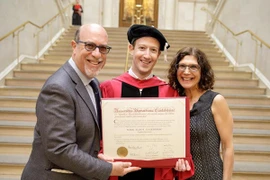 Ông chủ Facebook tốt nghiệp đại học Harvard sau 12 năm bỏ học giữa chừng