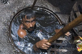 Ngộp thở trước một ngày làm việc của công nhân dọn cống ở Bangladesh