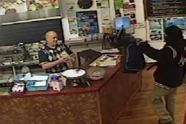 Bình tĩnh đối phó tên cướp mang súng