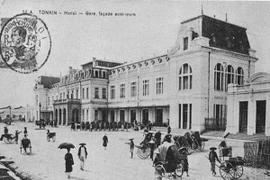 "Những bóng người trên sân ga"