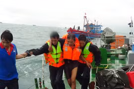 Cứu nạn 10 thuyền viên bị chìm tàu gần đảo Cồn Cỏ