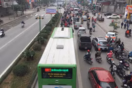 Nhiều phương tiện vẫn lấn làn dành riêng cho buýt nhanh BRT