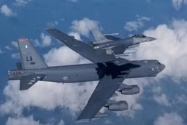 Ảnh hiếm khi F-16 in bóng trên lưng máy bay ném bom B-52H