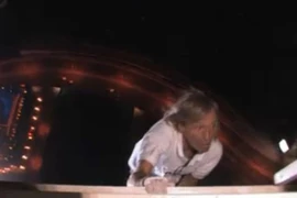 Sửng sốt xem “người nhện Pháp” tay không leo tòa tháp 75 tầng