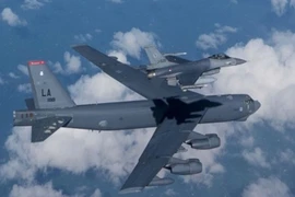 Ảnh hiếm khi F-16 in bóng trên lưng máy bay ném bom B-52H