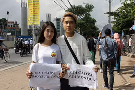 "Ôm tôi đi" và trao gửi yêu thương