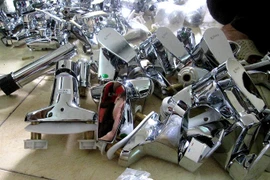 Vì lợi nhuận, nhắm mắt buôn bán hàng giả