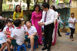 Phó Thủ tướng Vũ Đức Đam bất ngờ xuất hiện trong lễ khai giảng ở Hà Nội