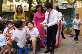Phó Thủ tướng Vũ Đức Đam bất ngờ xuất hiện trong lễ khai giảng ở Hà Nội