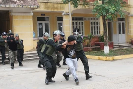 Xem cảnh sát đặc nhiệm tấn công đối tượng khủng bố đang khống chế con tin