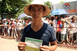 Mắc võng, vạ vật từ 23h đêm tới 11h trưa mới mua được vé xem bán kết U19 Việt Nam