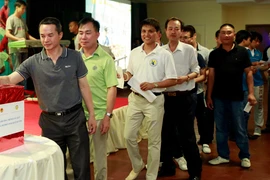Các tay vợt Việt kiều đóng góp 4.500 USD cho quỹ "Biển đảo quê hương"