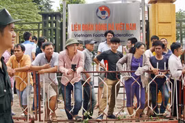 Ngàn người xếp hàng, mệt mỏi chờ mua vé xem U19 Việt Nam