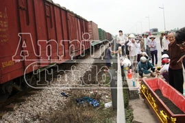 Hà Nội: Tàu hỏa đâm chết người, kéo lê hơn 30 mét