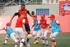 Dàn sao Arsenal mướt mồ hôi với các cầu thủ tí hon Việt Nam