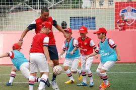 Dàn sao Arsenal mướt mồ hôi với các cầu thủ tí hon Việt Nam