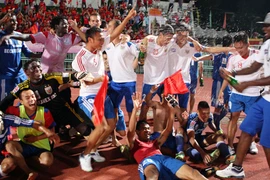 Cầu thủ Bình Dương ngập trong champagne và mưa tiền thưởng