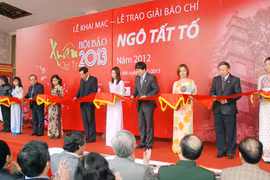 Rộn ràng Hội Báo Xuân Quý Tỵ 2013