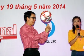 Vlogger Toàn Shinoda "trổ tài" chơi bóng nghệ thuật