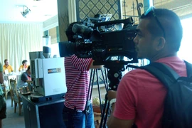 Thầy trò HLV Phan Thanh Hùng bị truyền thông Malaysia "xăm soi"