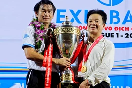 Bầu Hiển "thống trị" V-League