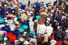 Chen chúc nơi cảng cá, lớn nhất nhì miền Trung