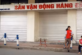 Bị phe vé "quây", BTC không dám bán nốt vé trận Việt Nam - Arsenal