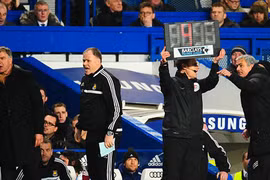 Bất lực trước West Ham, Jose Mourinho “nổi đóa” với trọng tài 