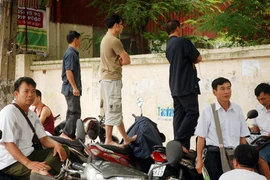 Phụ huynh thấp thỏm đợi sĩ tử thi môn đầu tiên