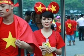 Cờ đỏ sao vàng phủ đỏ Mỹ Đình trong trận chung kết U19 Việt Nam - U19 Nhật Bản