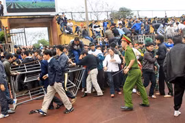 Sân Vinh thoát án "treo", vụ CĐV giẫm đạp tại cửa số 6