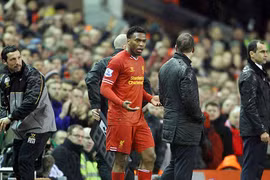 Tỏa sáng trong trận derby, Sturridge vẫn phải xin lỗi vì dám…“bật” thầy