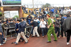 Sự cố "vỡ" sân Vinh: Ban kỷ luật xử trắng án