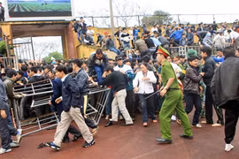 Sự cố "vỡ" sân Vinh: Ban kỷ luật xử trắng án