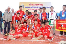 THPT Lômônôxốp lên ngôi vô địch đầy ngoạn mục