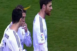 Ronaldo bị “không kích” bằng bật lửa ở Vicente Calderon