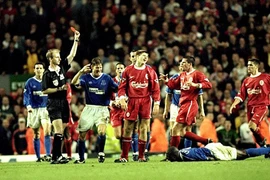 Steven Gerrard từng phải xin lỗi cầu thủ Everton…trong toilet