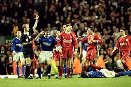 Steven Gerrard từng phải xin lỗi cầu thủ Everton…trong toilet