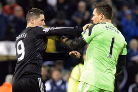 Torres bị tố “lên gối” cầu thủ đối phương