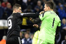 Torres bị tố “lên gối” cầu thủ đối phương