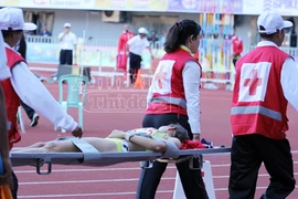 Quách Thị Lan ngã quỵ, phải đi cấp cứu sau khi mất HCV 400m rào nữ