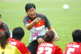 Lương HLV Hoàng Văn Phúc thua đồng nghiệp bên tuyển nữ