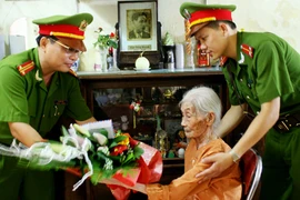 Tôn vinh hình ảnh Công an Hà Nội vì nhân dân phục vụ