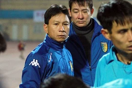 "Treo giò" HLV Văn Sỹ Sơn vì dọa... đấm trọng tài