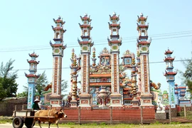 Thôn biển nghèo có những ngôi mộ bạc tỷ