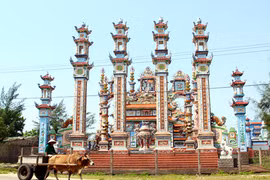 Thôn biển nghèo có những ngôi mộ bạc tỷ