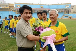 Giao hữu bóng đá ấm tình đồng đội