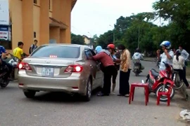 Dân phe hét "giá trên trời" vé trận SLNA-HNT&T